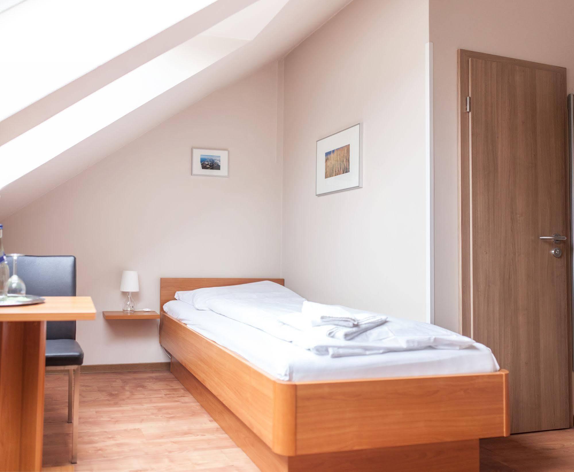 Airport Hotel One Aparthotel Sylt Bagian luar foto