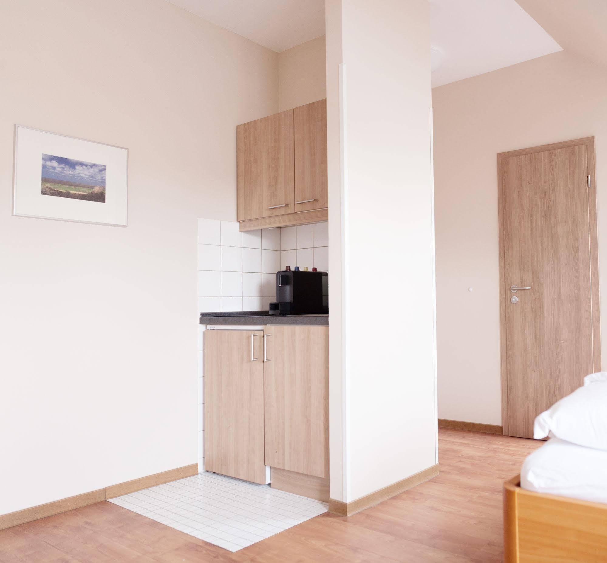 Airport Hotel One Aparthotel Sylt Bagian luar foto